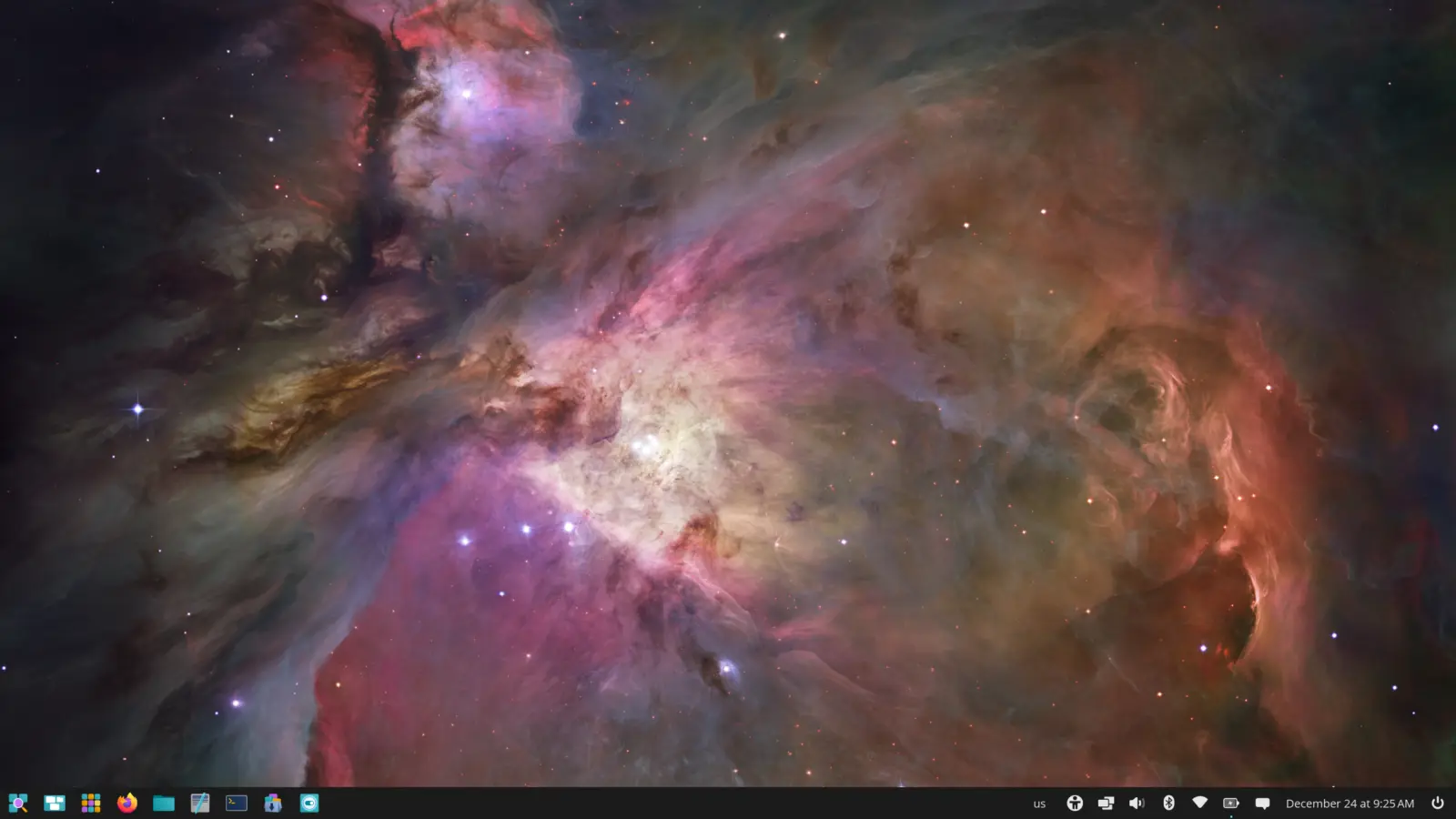 Bureau COSMIC de Pop!_OS 24.04 LTS après la configuration initiale, avec le panneau du bas regroupant lanceur, applications et zone de notification